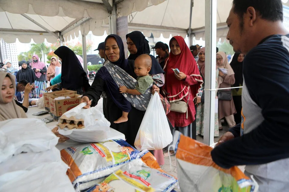 Orang ramai beratur untuk membeli keperluan asas harian di pasar kilat di Banda Aceh, Indonesia, pada 7 Mac. Pemerintah tempatan Aceh mengadakan pasar kilat dengan memberi subsidi kepada keperluan asas dengan harga yang lebih rendah berbanding harga pasaran untuk menstabilkan harga barang menjelang Ramadan.
