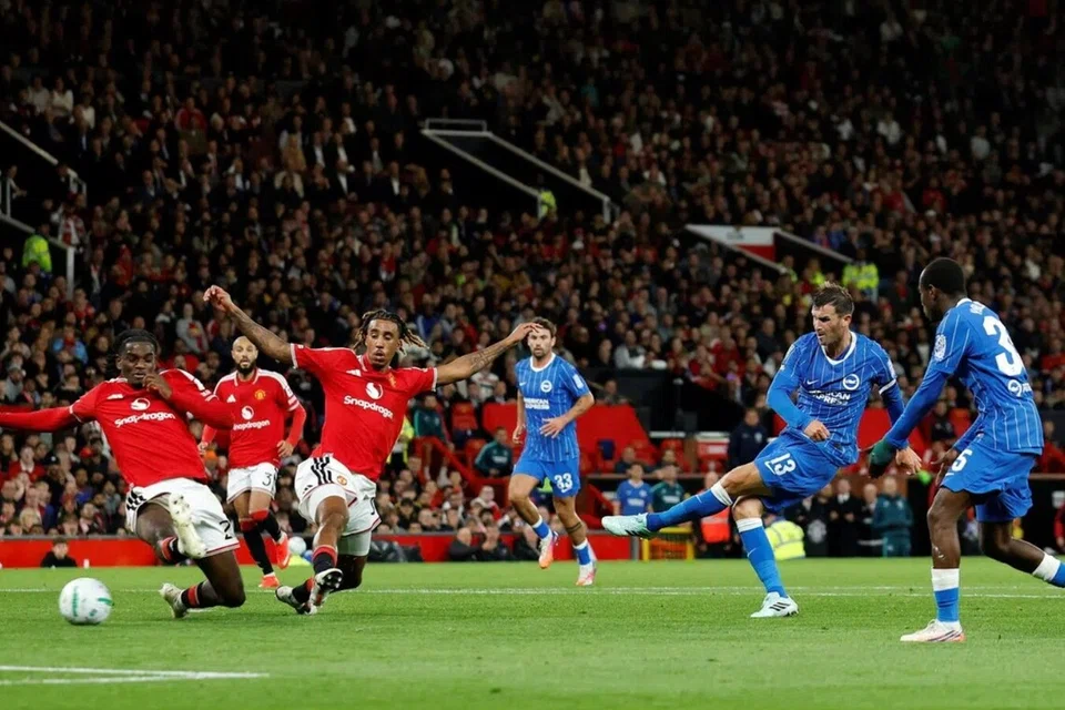 Pascal Gross dari Brighton & Hove Albion menjaringkan gol kedua pasukannya semasa menentang Manchester United di Old Trafford, Manchester pada 16 September.