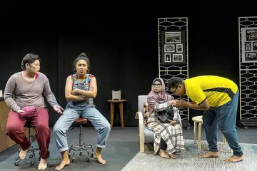 KONFLIK KELUARGA: Gambar memaparkan watak Azam lakonan Faizal Abdullah meminta maaf kepada ibunya, Mak, lakonan Nurijah Sahat, dalam pementasan Drip. Drama itu turut dijayakan oleh Deonn Yang (kiri) dan Shafiqhah Efandi. - TUCKYS PHOTOGRAPHY