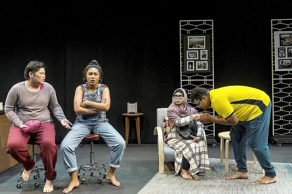 KONFLIK KELUARGA: Gambar memaparkan watak Azam lakonan Faizal Abdullah meminta maaf kepada ibunya, Mak, lakonan Nurijah Sahat, dalam pementasan Drip. Drama itu turut dijayakan oleh Deonn Yang (kiri) dan Shafiqhah Efandi. - TUCKYS PHOTOGRAPHY