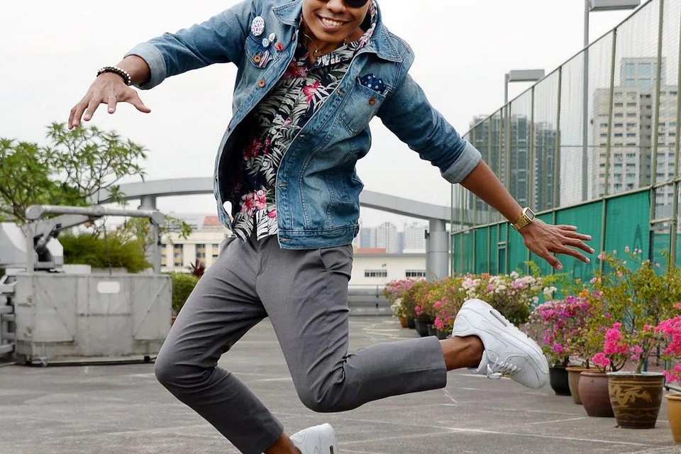 SEMAI SEMANGAT TIDAK GENTAR: Sunny Jackson atau nama sebenarnya Kamsani Jumahat meluputkan rasa bimbang bertanding di persada seni setempat dan yakin SG Mania 2 akan memberinya pengalaman baru setelah beliau berjaya meneroka budaya pertandingan antarabangsa. - Foto ZAINAL YAHYA