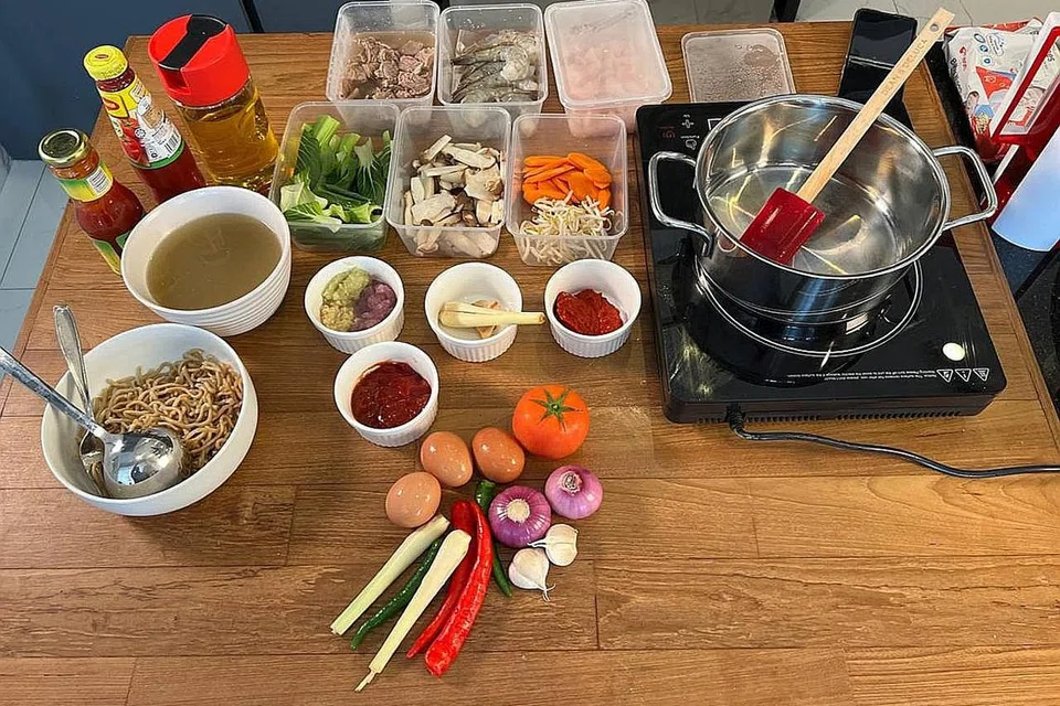 DEMI GALAK PEMAKANAN SIHAT: Semasa penggambaran, Cik Rahayu terpaksa menyediakan bahan dan memasak lima hingga 10 hidangan dalam empat jam setiap hari, memandangkan jadual harian dan tugasan lain yang terpaksa beliau laksana.