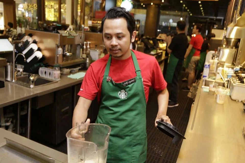 MAMPU BELI TERES: Encik Zakwan Zulkifli dan isterinya - kedua-duanya warga Malaysia - akhirnya mampu membeli rumah teres sendiri di Pasir Gudang dua tahun lalu hasil bekerja di Singapura selama bertahun. - Foto fail