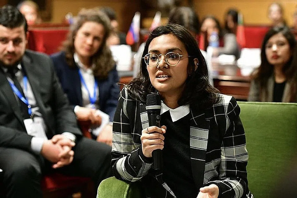 KEKAL DI LUAR NEGARA: Cik Tashryn (kiri) memilih untuk menetap di Hungary kerana khuatir beliau tidak dapat menerima ijazah sarjananya. - Foto ihsan TASHRYN MOHD SHAHRIN
