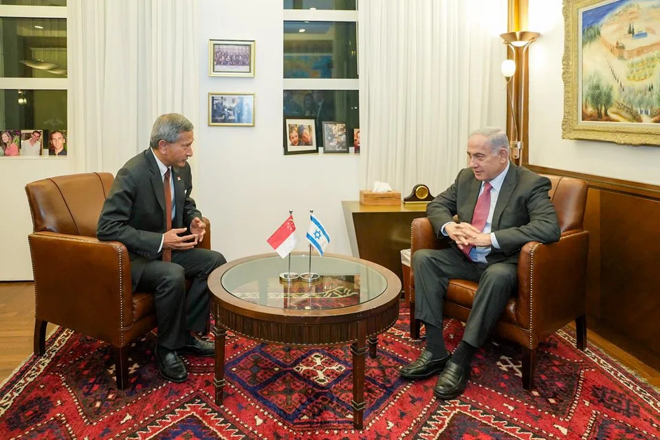 Menurut penulis, pertemuan Dr Vivian Balakrishnan (kiri) dengan Perdana Menteri Israel, Encik Benjamin Netanyahu, merupakan pertemuan yang perlu dibuat, di mana Dr Balakrishnan menyampaikan pandangan Singapura mengenai tindakan tentera Israel di Gaza yang melampaui batas. 