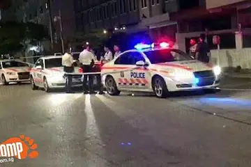 ELAK SEKATAN POLIS: Beberapa kereta dan motosikal polis terlibat dalam kejadian kejaran sewaktu sebuah kereta hitam Mercedes-Benz tidak mematuhi arahan supaya berhenti ketika polis sedang menyekat jalan raya. - Foto STOMP