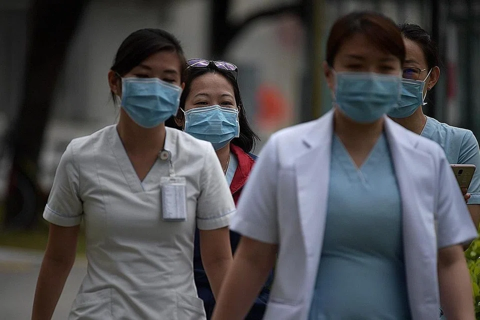 JAMINAN UNTUK KARYAWAN KESIHATAN: Menurut MOM, NTUC dan Snef, percutian tahunan pekerja jagaan kesihatan di hospital awam telah dibekukan agar hospital boleh menangani bilangan pesakit yang lebih tinggi di tengah-tengah situasi koronavirus yang sedang berlaku kini. - Foto BH oleh KUA CHEE SIONG