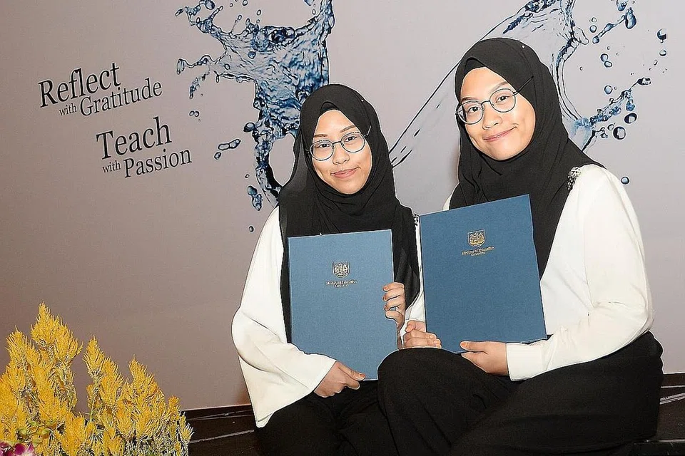 GURU JADI INSPIRASI: Guru bahasa Melayu pasangan kembar (dari kiri) Cik Sukainah dan Cik Sakinah Mohamed Mohsen memberi mereka inspirasi menyebarkan keindahan bahasa Melayu kepada pelajar Melayu yang kian berjauhan dengan bahasa ibunda mereka sendiri.- Foto JOHARI RAHMAT
