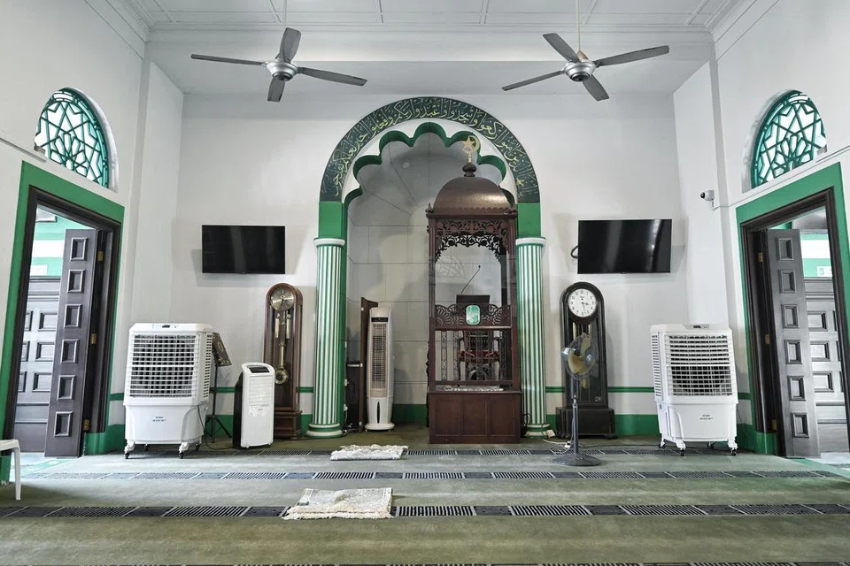 Dewan solat Masjid Alkaff Upper Serangoon merupakan struktur asli masjid sejak 1932. 