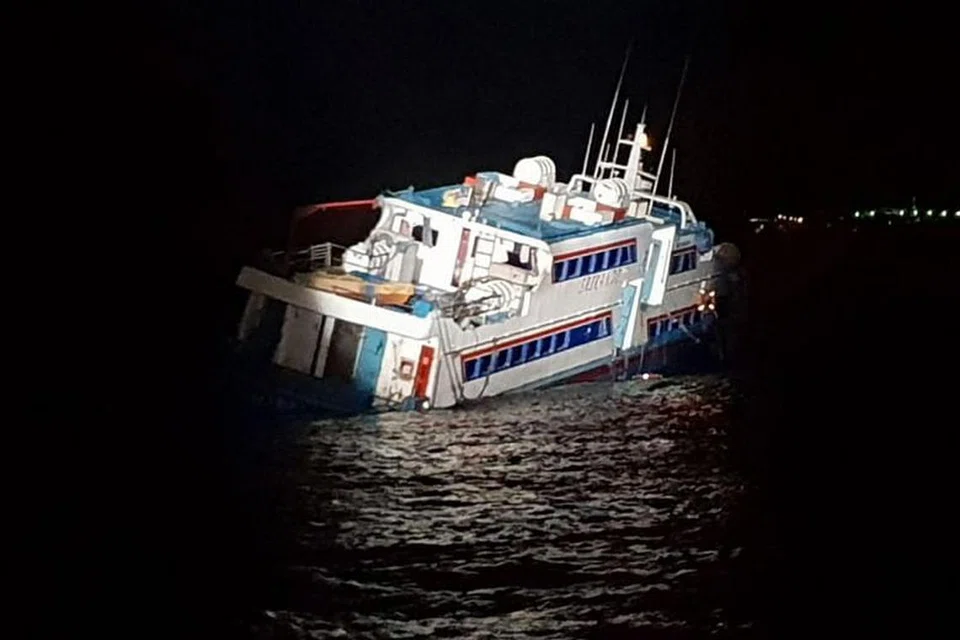 TERKANDAS: Pemandangan kabur pada waktu malam dan jarak dekat antara feri yang terkandas ini dengan pantai menjadikan operasi menyelamat individu yang terperangkap di dalamnya mencabar.