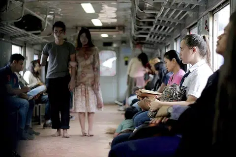 TERLIHAT HANTU DI MANA-MANA: 'Those Who Are Not Seen' merupakan filem seram Indonesia yang mengisahkan tentang Saras (duduk, dua dari kanan) yang mampu melihat hantu di mana-mana termasuk dalam gerabak kereta api (dua hantu berdiri). - Foto MM2 ENTERTAINMENT PTE LTD