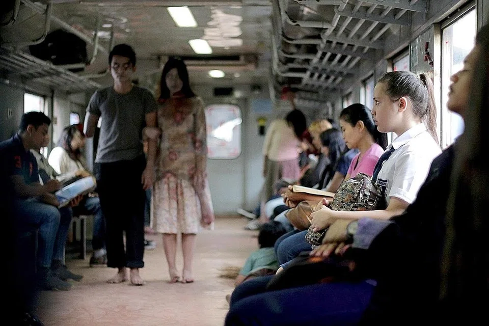 TERLIHAT HANTU DI MANA-MANA: 'Those Who Are Not Seen' merupakan filem seram Indonesia yang mengisahkan tentang Saras (duduk, dua dari kanan) yang mampu melihat hantu di mana-mana termasuk dalam gerabak kereta api (dua hantu berdiri). - Foto MM2 ENTERTAINMENT PTE LTD