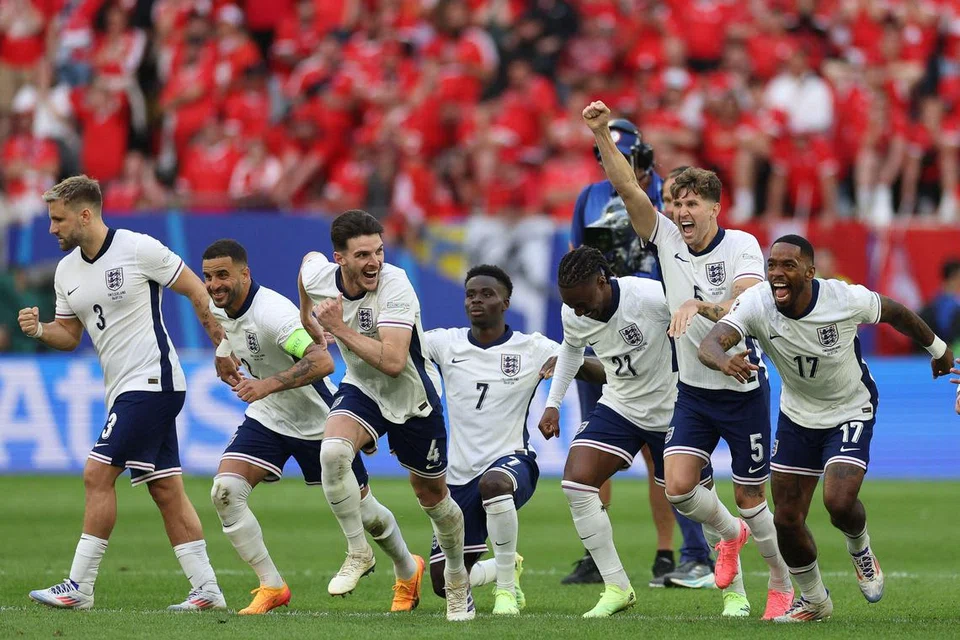 Bukayo Saka (empat dari kiri) meraikan kemenangan England menerusi penentuan penalti bersama rakan sepasukannya selepas menyingkirkan Switzerland pada suku akhir Euro 2024 di Duesseldorf Arena, Duesseldorf
