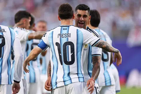Lionel Messi meraikan gol pertama Argentina bersama Cristian Romero dalam kemenangan 3-0 ke atas Algeria dalam perlawanan Kumpulan J Piala Dunia 2026 di Stadium Kansas City pada 16 Jun.