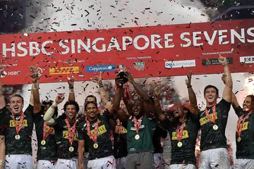 DITANGGUH Dalam foto yang diambil pada 14 April, 2019, pemain ragbi Afrika Selatan meraikan kemenangan menentang Fiji di perlawanan akhir Piala Rugby Sevens Singapore di sini. - Foto fail