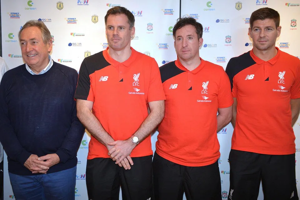 TOKOH DIHORMATI: Houllier (kiri) bergambar dengan bekas bintang Liverpool, (dari kanan) Steven Gerrard, Robbier Fowler dan Jamie Carragher, di Sydney, Australia, awal tahun ini. - Foto AFP