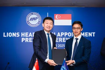 Setelah mencari calon ketua jurulatih di seluruh dunia, akhirnya Gavin Lee (kanan) dilantik untuk jawatan tersebut setelah menghambat hati kakitangan Persatuan Bola Sepak Singapura (FAS) dan Presidennya Forrest Li dengan melayakkan Singa ke Piala Asia buat kali pertama.