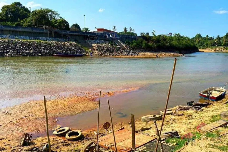Paras air Sungai Golok di Rantau Panjang, Kelantan, yang bersempadan dengan Thailand, surut akibat kemarau dan sudah menampakkan beting pasir. 
