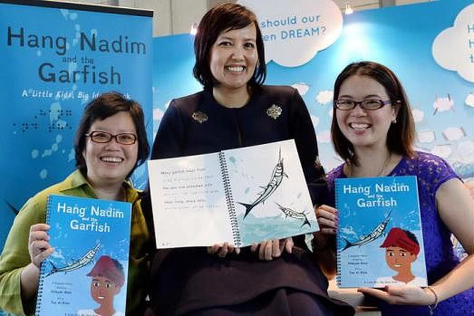 BUKU ISTIMEWA: Buku cerita kanak-kanak 'Hang Nadim and the Garfish' ditulis khas supaya kanak-kanak yang mengalami cacat penglihatan atau masalah disleksia juga boleh membaca buku menarik. Ia hasil gabungan penulis tempatan (dari kiri) Cik Lee Seow Ser dan Cik Hidayah Amin serta pensyarah seni dan rekaan, Cik Tan Ai Khim. - Foto TAUFIK A. KADER