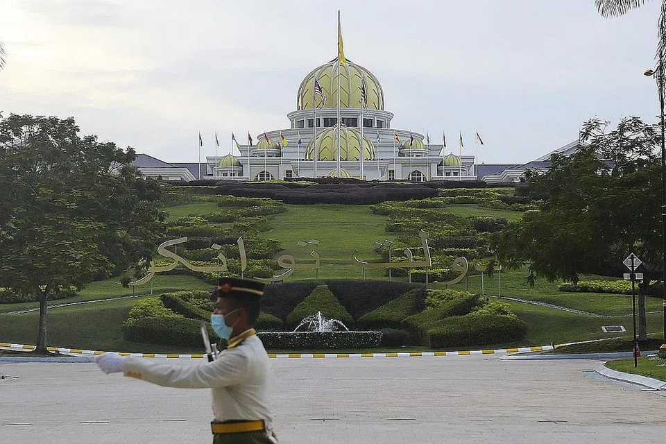 TITAH DARI ISTANA NEGARA: Menurut Datuk Pengelola Bijaya Diraja Istana Negara Ahmad Fadil Shamsuddin, Agong bertitah mengingatkan ahli politik berhenti berpolitik bagi mengelakkan kestabilan Malaysia terjejas. - Foto fail