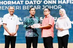 Menteri Besar Johor, Datuk Onn Hafiz Ghazi (kedua kiri), menyampaikan sumbangan Perumahan Kasih Johor kepada seorang penerima manfaat. Hadir sama, Pengerusi Jawatankuasa Perumahan dan Kerajaan Tempatan Johor, Datuk Mohd Jafni Md Shukor (kiri), dan Ketua Eksekutif Perbadanan Kemajuan Perumahan Johor, Datin Paduka Dr Hajah Suhailizan Suliman (kanan).