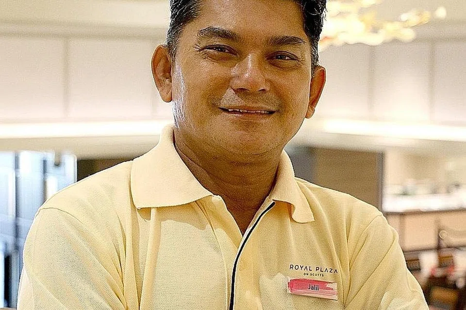SYARIKAT AMBIL BERAT: Encik Abdul Jalil (gambar atas) diberi waktu kerja fleksibel dek keadaan kesihatannya selepas mengalami serangan jantung pada 2019 dan diberi peranan kerja baru alam jabatan perkemasan di hotel Royal Plaza on Scotts apabila tugasnya sebagai pegawai concierge terjejas setelah Covid-19 melanda. - Foto ROYAL PLAZA ON SCOTTS