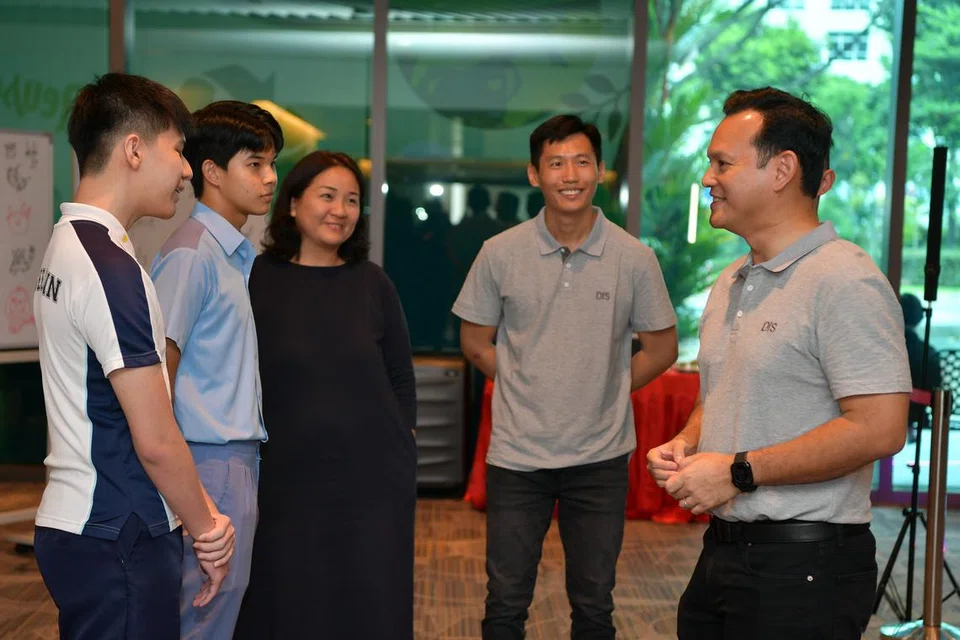 LANCAR PROGRAM: Menteri Negara Kanan (Pertahanan merangkap Tenaga Manusia), Encik Zaqy Mohamad (paling kanan), berinteraksi dengan peserta Program Sentinel pada 20 Januari di Politeknik Temasek.