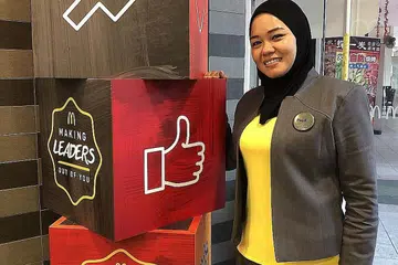 SENANGI SUASANA KEKELUARGAAN: Cik Juliana dapat menyesuaikan diri dan gembira menggalas amanah sebagai Pemimpin Pengalaman Pelanggan (GEL) di restoran makanan segera McDonald's kerana semangat kekeluargaan rakan sekerja yang membina potensinya. Beliau meraih dorongan anak-anak untuk kembali bekerja bagi menambah kemahiran. - Foto BH oleh HARYANI ISMAIL, ihsan JULIANA MOHAMAD SHARIFF