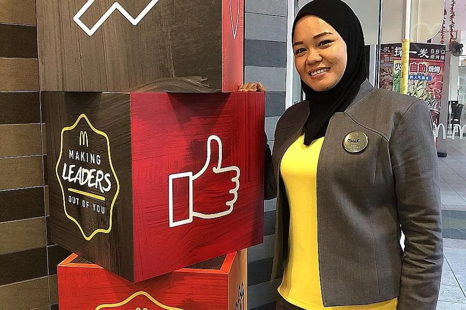 SENANGI SUASANA KEKELUARGAAN: Cik Juliana dapat menyesuaikan diri dan gembira menggalas amanah sebagai Pemimpin Pengalaman Pelanggan (GEL) di restoran makanan segera McDonald's kerana semangat kekeluargaan rakan sekerja yang membina potensinya. Beliau meraih dorongan anak-anak untuk kembali bekerja bagi menambah kemahiran. - Foto BH oleh HARYANI ISMAIL, ihsan JULIANA MOHAMAD SHARIFF