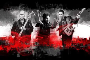 BANGKIT SEMANGAT PEMINAT: Mr. Big mengembalikan nostalgia ramai peminat mereka apabila berkonsert di Teater Sands selama dua hari berturut-turut meskipun acara ini lebih buat peminat tegar dan bukan yang hanya ingin mendengar irama rok penyejuk hati. 