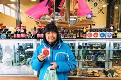 MAKANAN ORANG KAYA: Encik Ismail Abu Bakar menunjukkan setin kaviar atau telur ikan yang dijual di sebuah kedai di Baku, Azerbaijan.