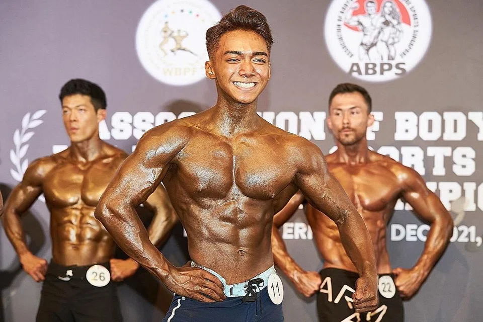 BERBESAR HATI MENDAPAT PELUANG: Bushran Riwayat Dhahrsono (tengah) memenangi tempat pertama bagi kategori Susuk Badan (Physique) Sukan Lelaki. - Foto-foto BH oleh ROSLEE ABDUL RAZAK