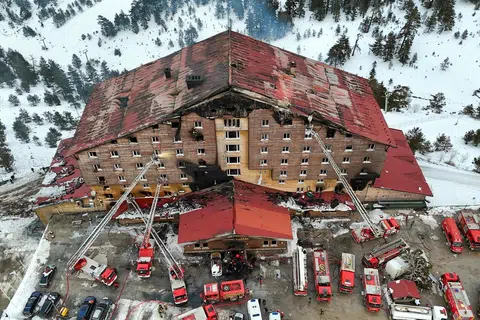 Gambar yang dirakam dron menunjukkan kesan kebakaran di sebuah hotel di pusat peranginan ski Kartalkaya di Bolu, Turkey, pada 21 Januari.