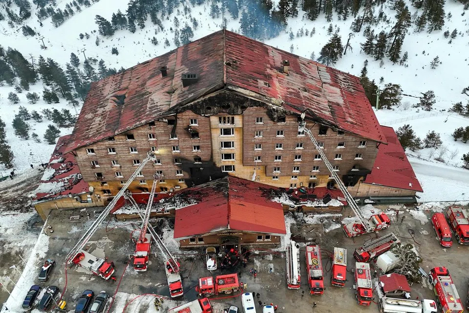Gambar yang dirakam dron menunjukkan kesan kebakaran di sebuah hotel di pusat peranginan ski Kartalkaya di Bolu, Turkey, pada 21 Januari.