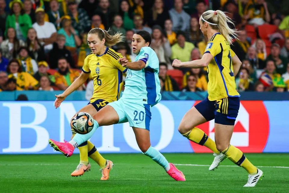 PENYERANG PROLIFIK: Kapten pasukan kebangsaan Australia, Sam Kerr, (tengah) telah menjaringkan 63 gol untuk negara. Bakatnya terserlah apabila beliau bertukar posisi daripada bahagian sayap kepada penyerang.