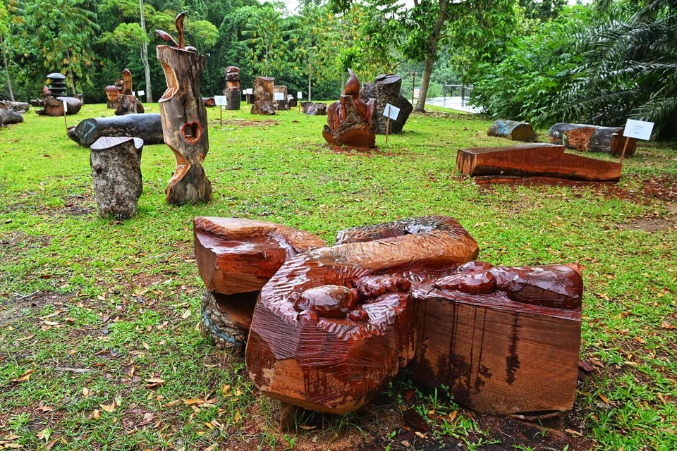 ARCA KAYU: Arca yang dihasilkan Encik Chong Fah Cheong di Taman Pasir Ris ini adalah sebahagian daripada pameran karya ahli Persatuan Arca untuk Simposium Arca Kayu.