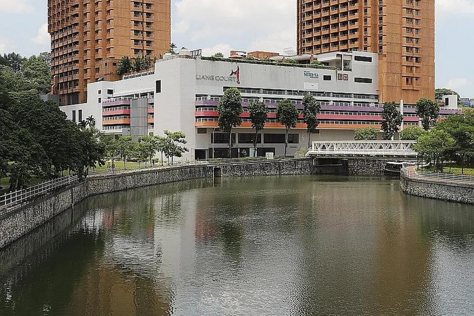 PUSAT BELI-BELAH DITUTUP: Rak-rak di Guardian dikosongkan sebelum pusat beli-belah Liang Court (gambar atas) tamatkan operasinya kelmarin. - Foto-foto BH oleh MARCELLIN LOPEZ