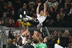 RAI RAKAN SEPASUKAN: Rakan sepasukan melambung pemain midfield Jerman, Lukas Podolski, selepas perlawanan persahabatan antara negara itu dengan England di Dortmund, Jerman Barat, kelmarin. Perlawanan ini merupakan yang terakhir bagi Podolski dengan pasukan Jerman itu. - Foto AFP