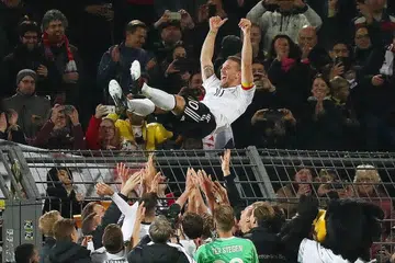 RAI RAKAN SEPASUKAN: Rakan sepasukan melambung pemain midfield Jerman, Lukas Podolski, selepas perlawanan persahabatan antara negara itu dengan England di Dortmund, Jerman Barat, kelmarin. Perlawanan ini merupakan yang terakhir bagi Podolski dengan pasukan Jerman itu. - Foto AFP