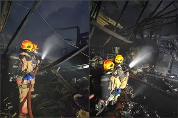 Kebakaran itu melibatkan gudang satu tingkat yang menempatkan sebuah pejabat dan bahan-bahan perancah. 