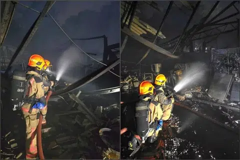 Kebakaran itu melibatkan gudang satu tingkat yang menempatkan sebuah pejabat dan bahan-bahan perancah. 