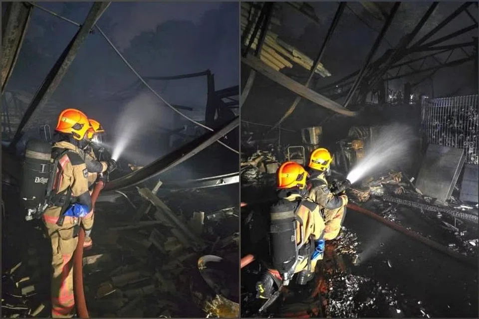 Kebakaran itu melibatkan gudang satu tingkat yang menempatkan sebuah pejabat dan bahan-bahan perancah. 