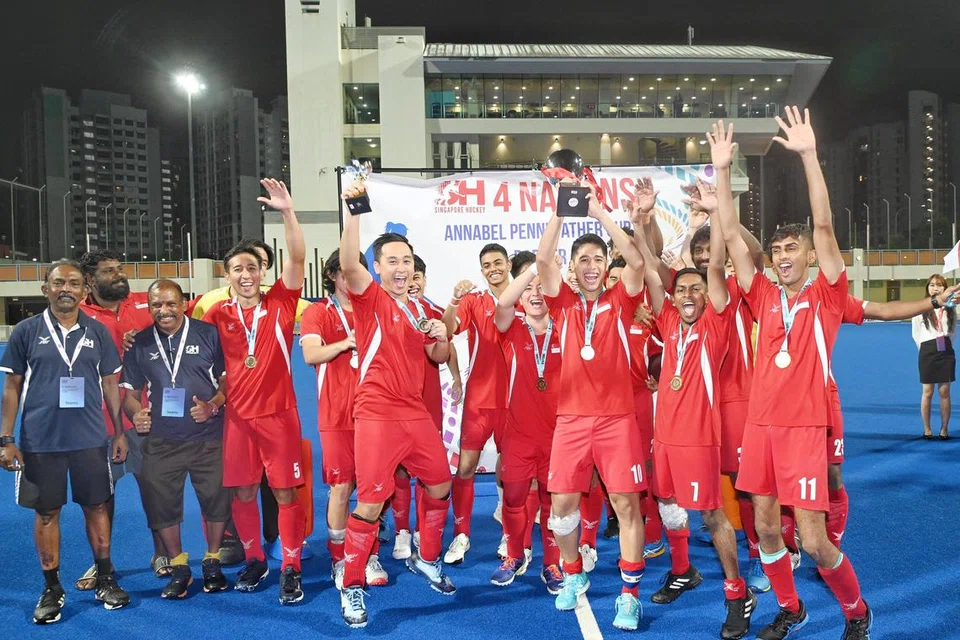 GEMBIRA MENANG: Pasukan kebangsaan hoki lelaki Singapura tewaskan Thailand 4-3 melalui penalti untuk menjadi juara Piala E.W. Barker. 