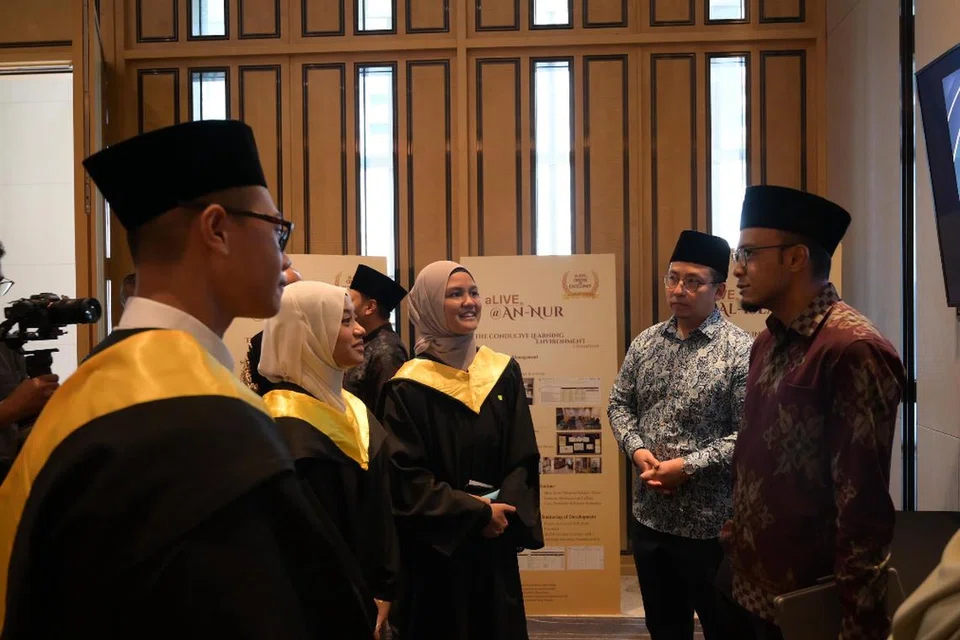 Graduan Youth aLIVE untuk sesi petang berinteraksi bersama Timbalan Ketua Eksekutif Muis, Encik Khairul Anwar Mohamed Abdul Alim (paling kanan). Turut bersama mereka adalah Pengarah Eksekutif Hab Pembelajaran Islam dan Pejabat Pengurusan (Ilham), Ustaz Mohamad Khidir Abdul Rahman (dua dari kanan).
