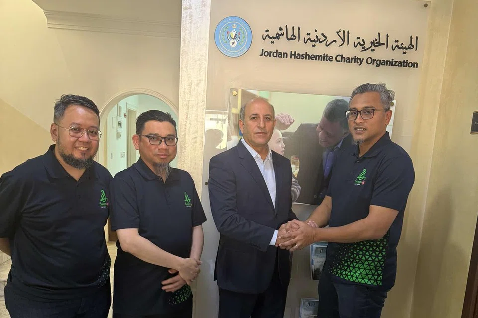 Antara delegasi SalamSG Korban yang ke Jordan terdiri (dari kiri) Pengerusi Bersama SalamSG Korban 2025, Encik Muhammad Fahrur Razi Abdul Hamid; dan Encik Mohamed Imran Omar; dan Penasihat SalamSG Korban 2025, Encik Shamsul Hadi Jangarodin (kanan). Mereka bertemu Setiausaha Agung Jordan Hashemite Charity Organisation (JHCO), Dr Hussein Mohammad Al-Shebli (dua dari kanan), di ibu pejabat JHCO di Amman, Jordan. 