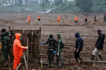 Anggota pasukan penyelamat Indonesia menjalankan operasi mencari mangsa di lokasi tanah runtuh susulan hujan lebat di Kampung Pasir Langu, Bandung Barat, Indonesia, pada 27 Januari.