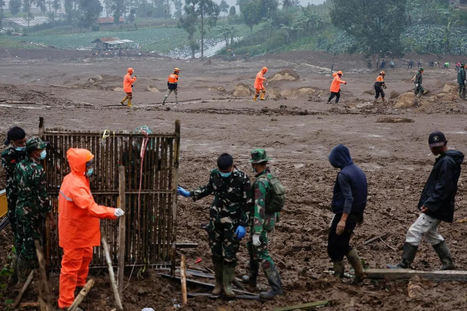 Anggota pasukan penyelamat Indonesia menjalankan operasi mencari mangsa di lokasi tanah runtuh susulan hujan lebat di Kampung Pasir Langu, Bandung Barat, Indonesia, pada 27 Januari.