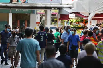 Jumlah penduduk Singapura hingga Jun turun buat tahun kedua berturut-turut, kepada 5.45 juta daripada 5.69 juta pada 2020. Penurunan 4.1 peratus itu adalah penurunan peratusan terbesar - dan hanya kejadian pertumbuhan negatif ketiga - sejak 1950.