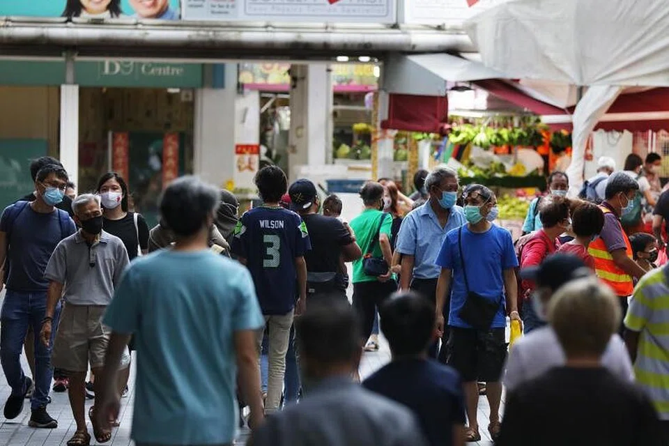 Jumlah penduduk Singapura hingga Jun turun buat tahun kedua berturut-turut, kepada 5.45 juta daripada 5.69 juta pada 2020. Penurunan 4.1 peratus itu adalah penurunan peratusan terbesar - dan hanya kejadian pertumbuhan negatif ketiga - sejak 1950.