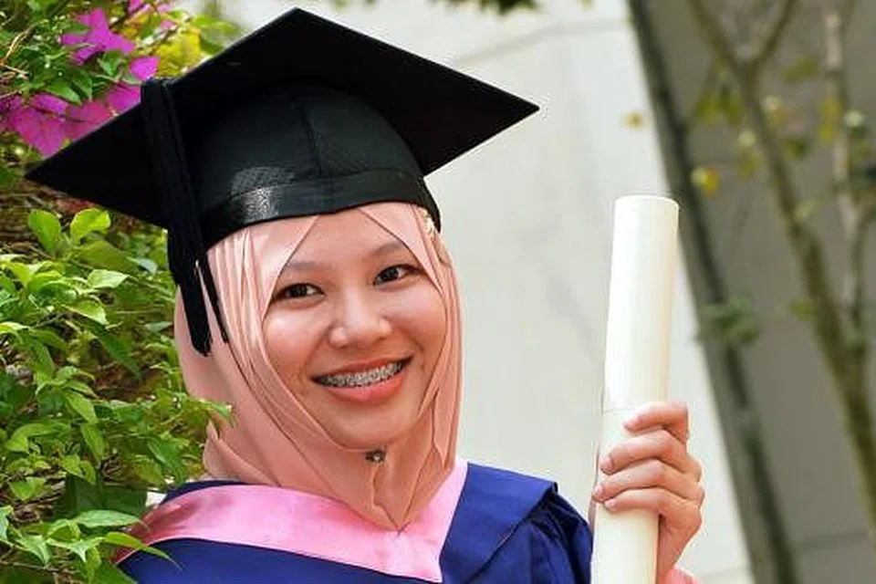 Penerima pertama hadiah itu tahun ini ialah Cik Nur'Izzah Mohamad Afandi, 23 tahun. 